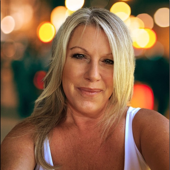 🌺 Meet your Posher ... Lisa - Picture 1 of 1